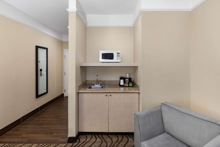 Room 14 of 40