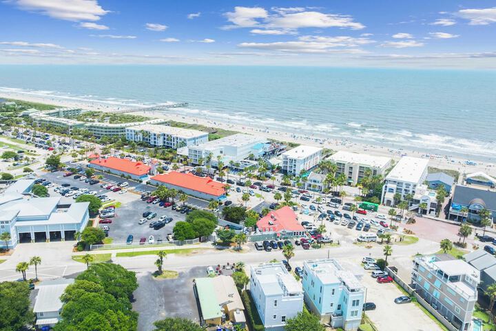 1 Block to Beach Newly Renovated 6bdr w / Rooftop Views Sand Dune by Avantstay