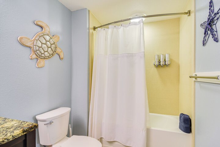 Waterfront Condo w / Water Park Walk to the Beach!
