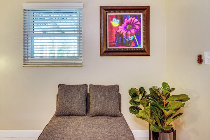 Peaceful Loxahatchee Apartment w / Covered Porch