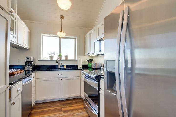 Scenic Bandon Vacation Rental w / Beach Access!