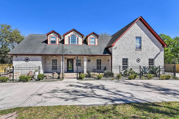 Waterfront Family Home w / Patio in Hitchcock