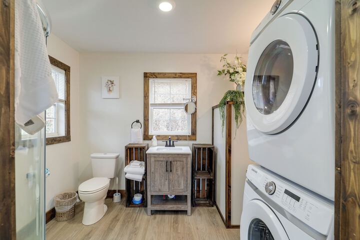 Hilltop Hideaway w / Scenic Views & Hot Tub!