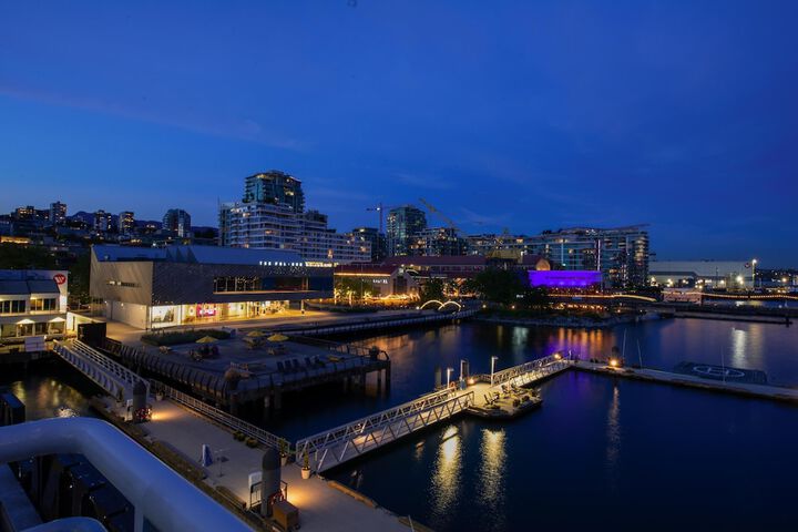 Coast Lonsdale Quay Hotel