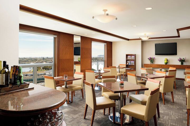 Lounge 54 of 65