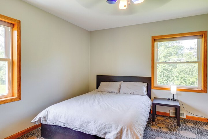 Pet-friendly New Berlin Retreat w / Patio & Yard!