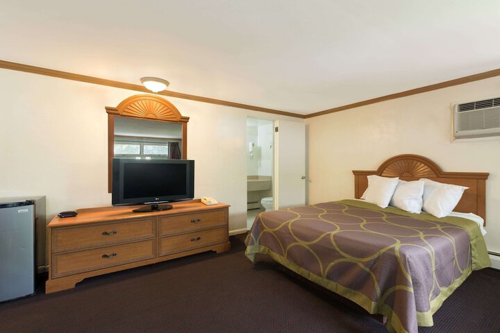 Room 9 of 16