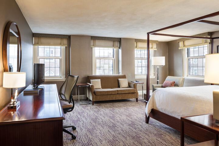 Sheraton Commander Hotel