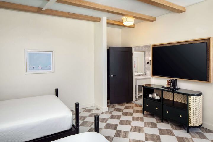 Room 34 of 110