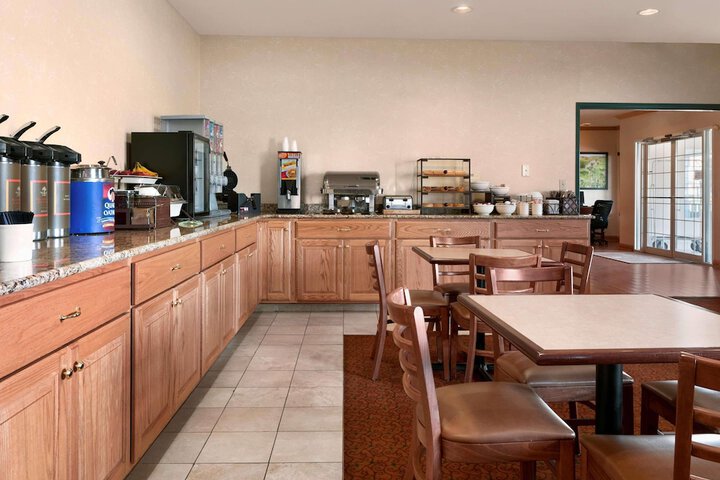 Country Inn & Suites by Radisson Clinton, IA