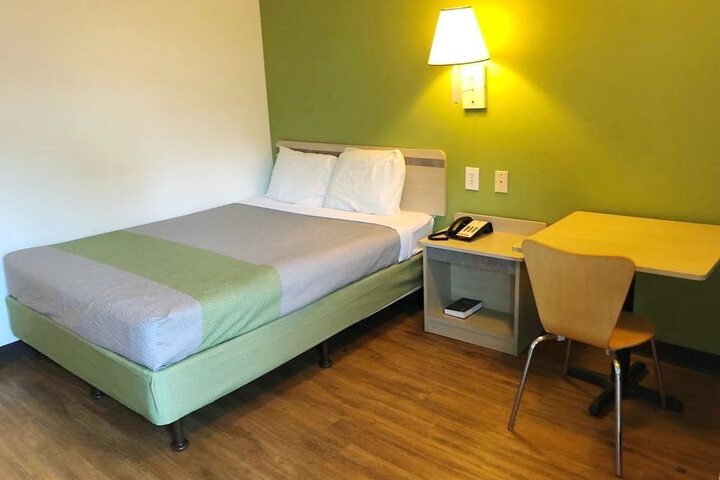 Room 8 of 10