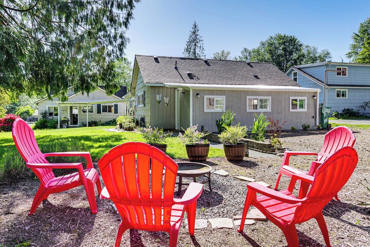 Charming Updated Retreat Walk to Lake Stevens!