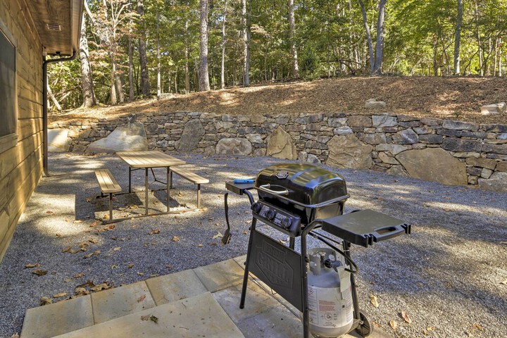 Coosawattee River Resort Cabin w / Private Hot Tub!