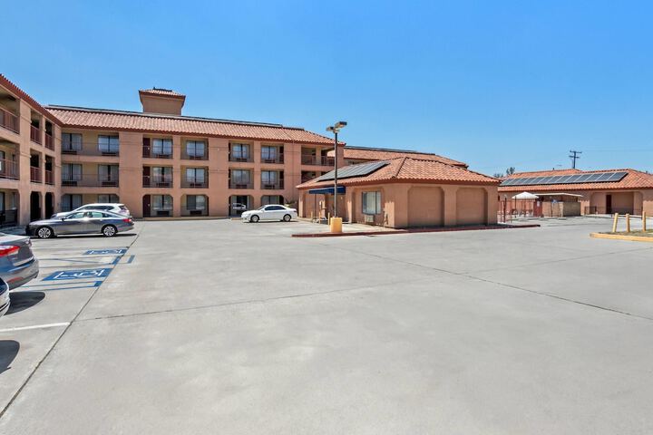 Days Inn by Wyndham Fontana / Rialto
