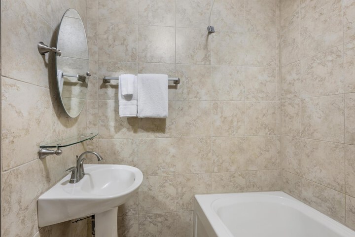 Best Western Plus Swiss Chalet Hotel & Suites