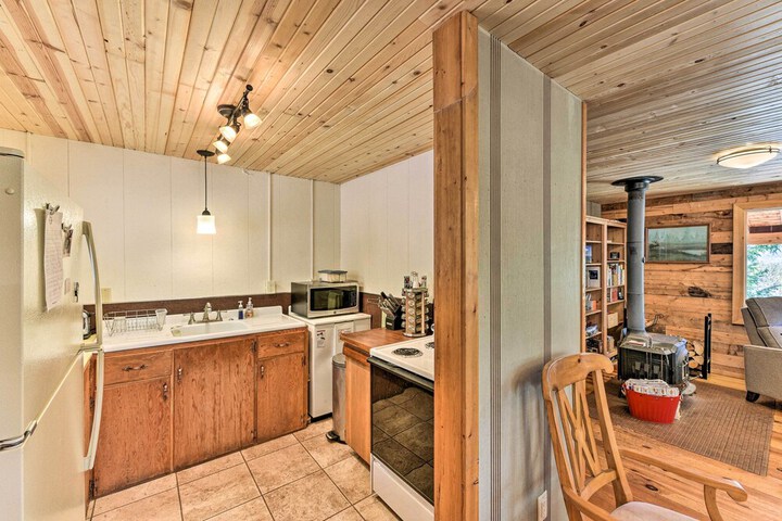 Idyllic Twin Lakes Escape w / Views of the Lakes