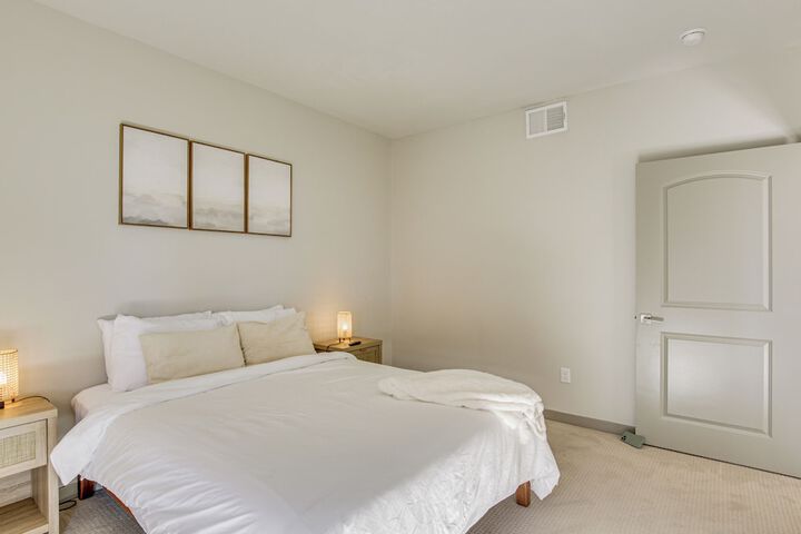 By Seaport Village & Navy Base! Chic Condo w / Pool
