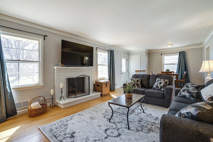 Inviting Minneapolis Vacation Rental w / Game Room!