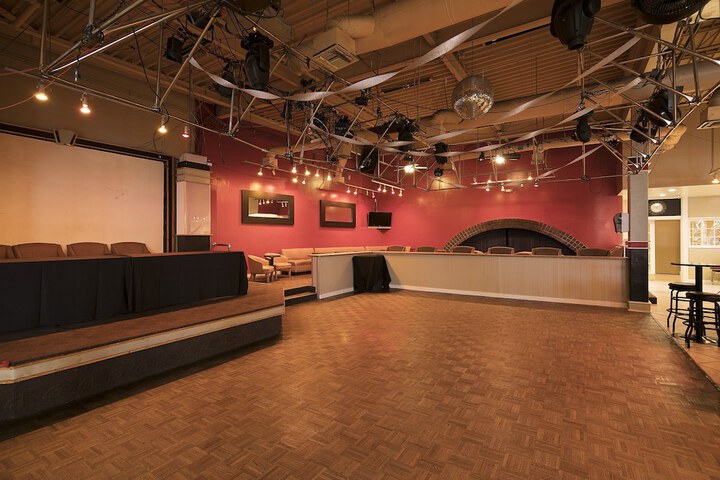 Lounge 43 of 51