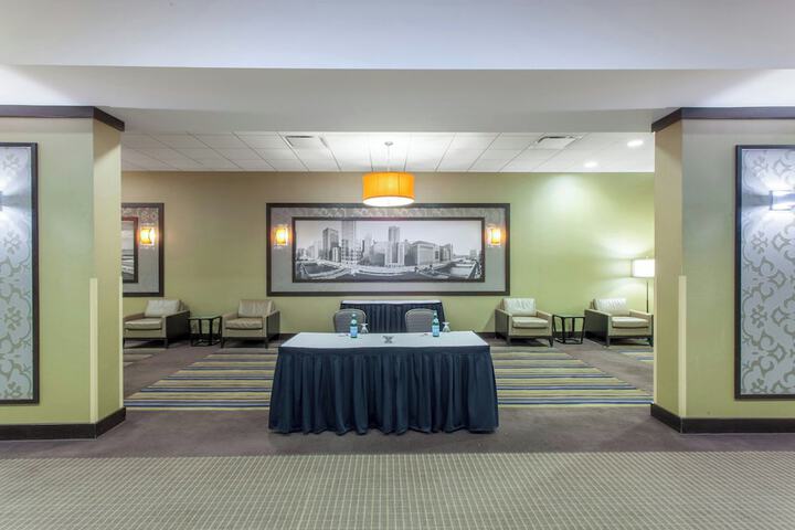 Crowne Plaza Chicago Ohare Hotel & Conf Center by IHG