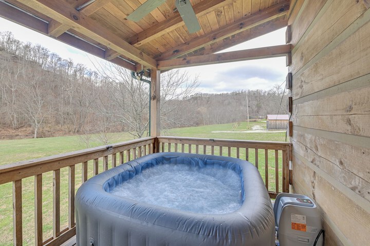 Pet-friendly Cabin w / Hot Tub in Daniel Boone NF