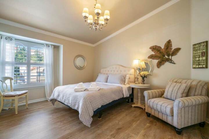 at Marbella Lane - Captivating Home W / pool