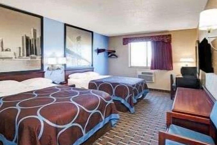 Super 8 by Wyndham Roseville / Detroit Area