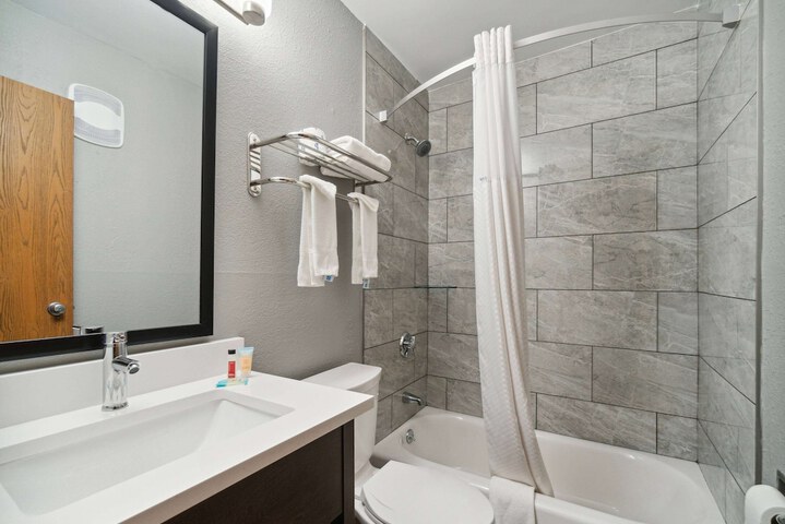 Super 8 by Wyndham Kenosha / Pleasant Prairie