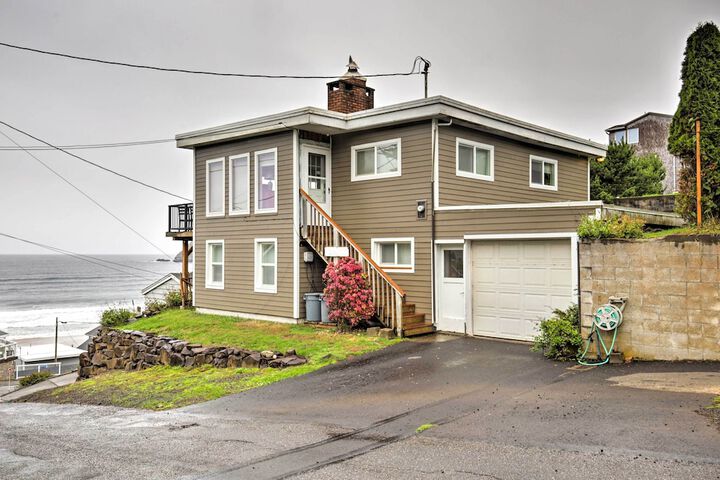 Exquisite Oceanside House w / Pacific Views & Deck!
