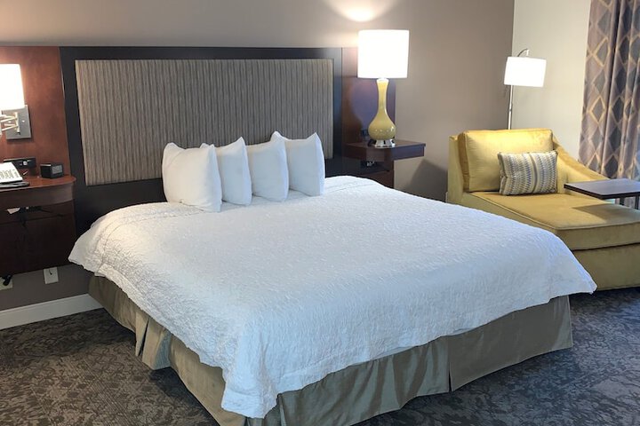 Hampton Inn & Suites Rockville Centre
