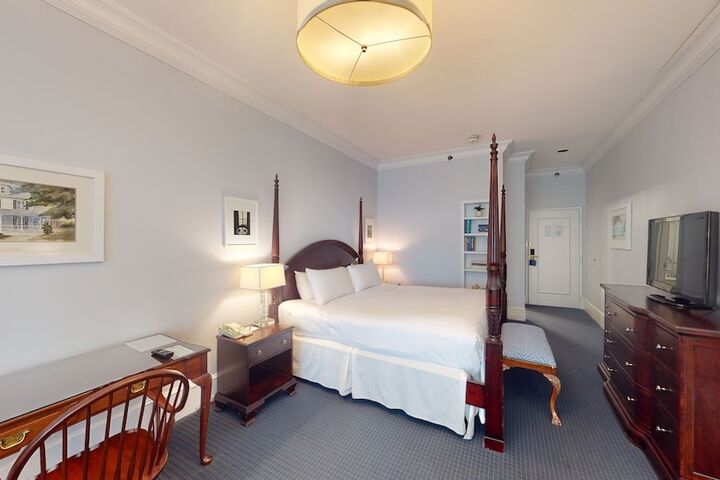 Room 18 of 38
