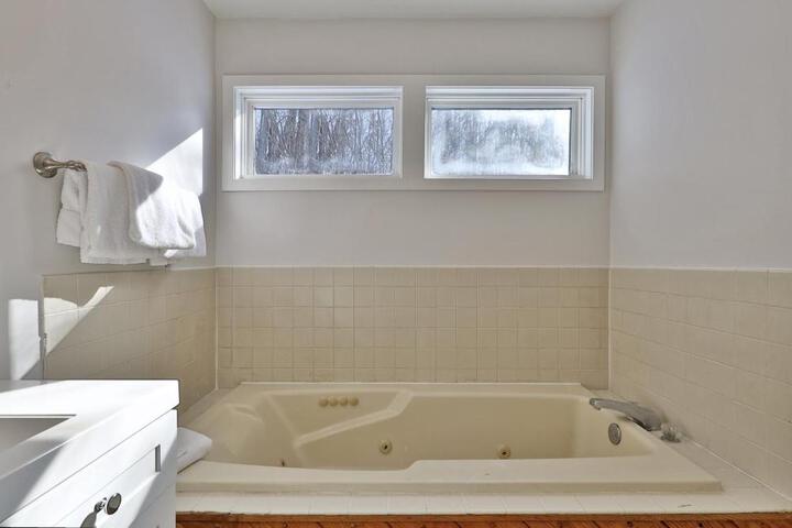 Skiers! Fox Hollow 2BR 2BA Condo Across from Pico, Minutes to Killington condo