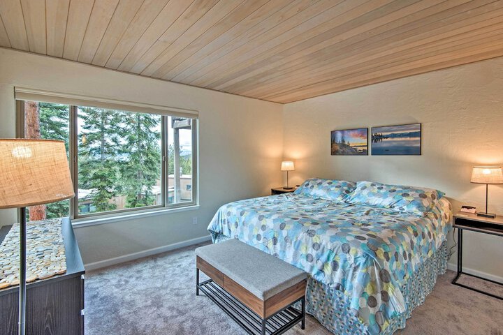 2 Mi to Heavenly Mountain: Tahoe Retreat w / Views