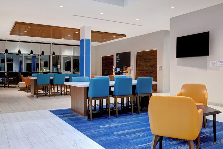Holiday Inn Express & Suites Glendale Downtown by IHG