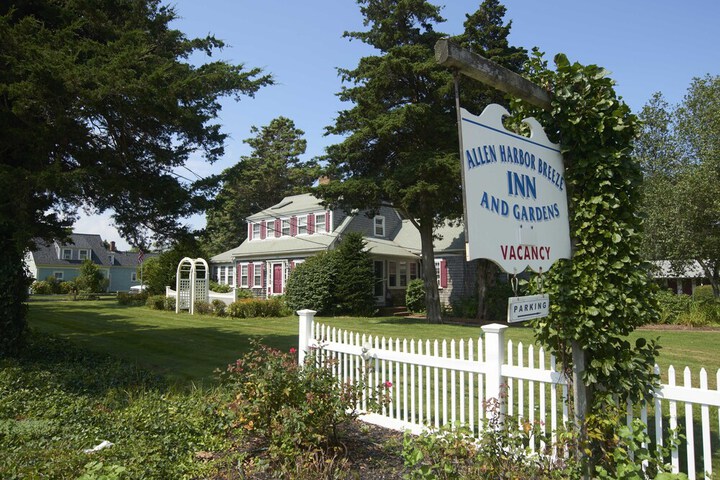 Allen Harbor Breeze Inn & Gardens