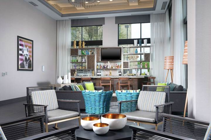 Lounge 42 of 44