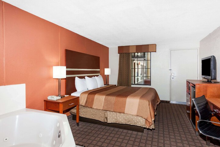 Room 6 of 17
