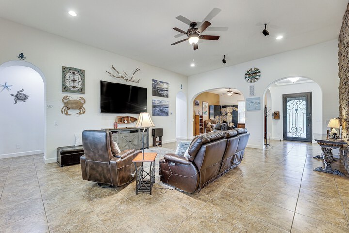 Luxury Queen Creek Home w / Calming Pool Oasis!
