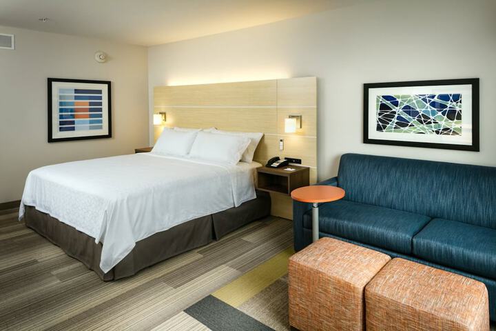 Holiday Inn Express & Suites Medford by IHG
