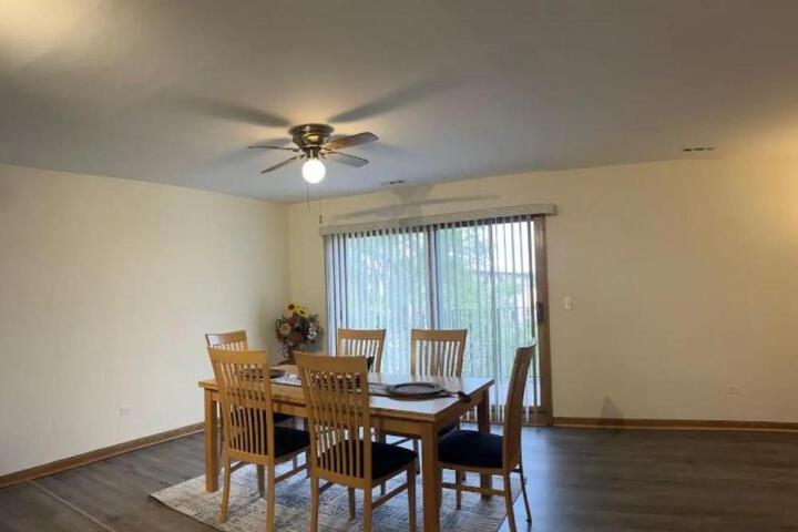3BR-2BA Deluxe Apartment with Fireplace and Balcony