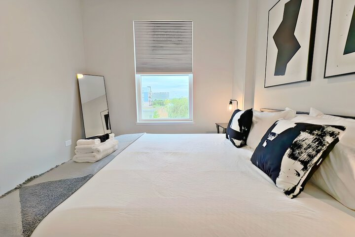 Modern 4BR with Parking - WV rep 4