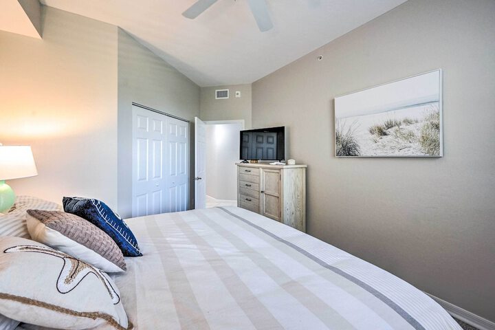 Naples Escape in Regatta w / Resort Amenities!