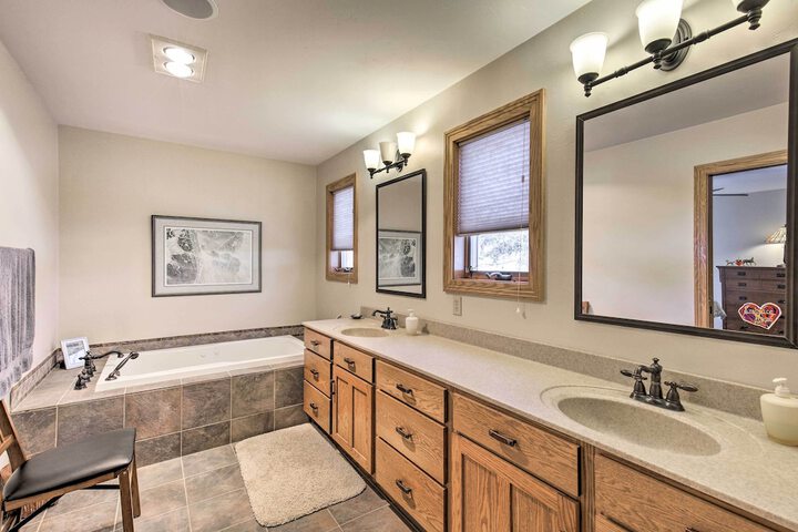 Pet-friendly Family Home Situated on Green Lake!