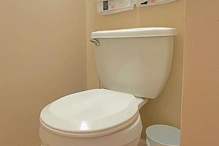 Charming Studio Jeannette Sleeps 3 Queen Bed