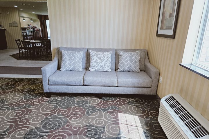 Cobblestone Inn & Suites - Bloomfield