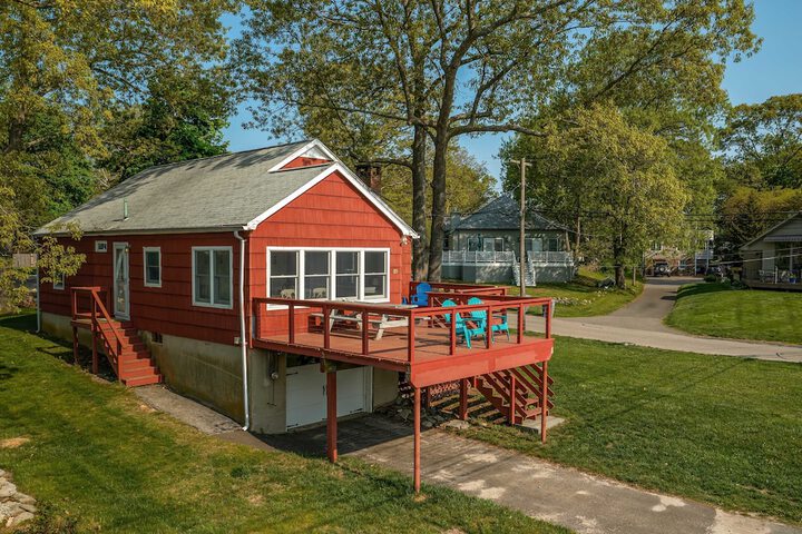 Charming Niantic Vacation Rental: Walk to Beach!