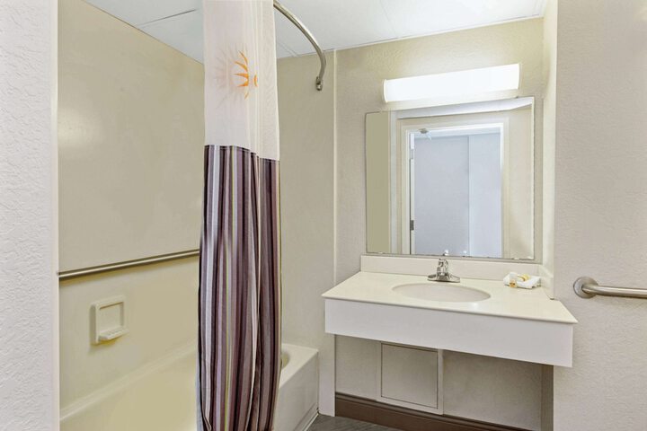 La Quinta Inn & Suites by Wyndham New Orleans Airport