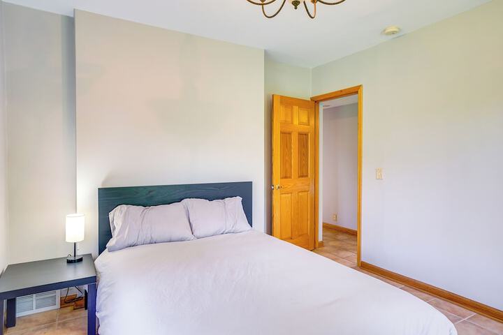 Pet-friendly New Berlin Retreat w / Patio & Yard!