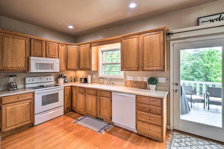 Bella Vista Home w / Yard: Half Mile to Trails!
