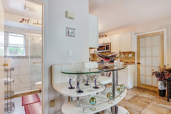 8 Mi to Long Beach: Cozy Apt w / Fenced Yard!